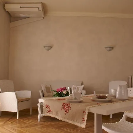 Lux Hotel *